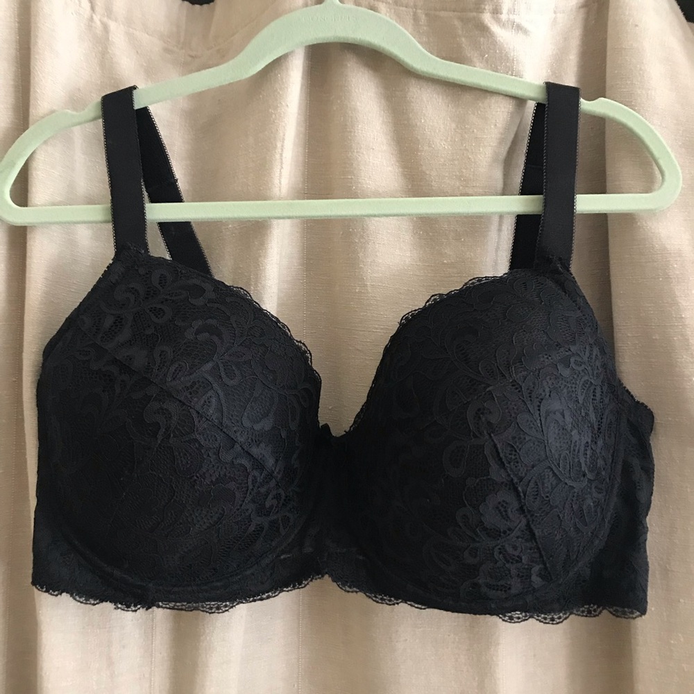 Beautiful black lace bra- barely worn. 40 DDD